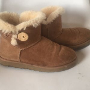 UGG Australia mini Bailey button size 8